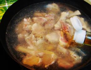 咸鹅切块入锅放少许料酒焯水。