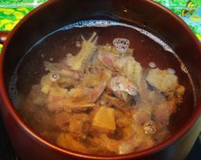 捞出后放入砂锅中，加入适量水。