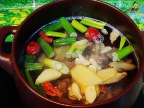 放入葱姜蒜辣椒山楂。（山楂可使肉更鲜美更易熟）