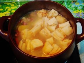 半小时后放入莲藕一起炖。