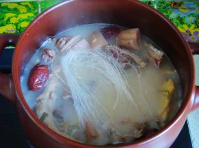 最后放入粉丝，搅拌几下关火。（也可放入几颗红枣）利用锅里的余温即可焖熟粉丝。