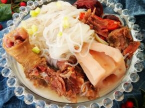 热腾腾的来上一大碗，吃上一口，好美味，地方特色，就是这个味儿！