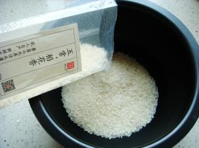 电饭煲里倒入大米。