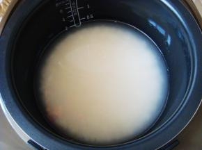 淘洗一遍后加入清水，水量比平时稍微少一点就好。