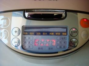 放入电饭煲里启动按钮。