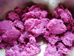 这个时候把紫薯清洗干净入蒸锅蒸熟，去皮，用小勺子压成泥备用。