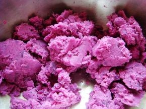 这个时候把紫薯清洗干净入蒸锅蒸熟，去皮，用小勺子压成泥备用。