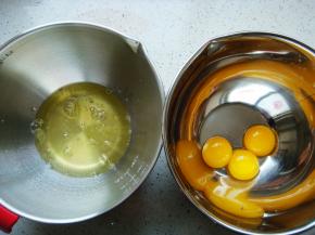 盆里要干净要无水无油，小心分离蛋白和蛋黄。