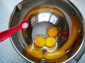 40克的白砂糖分出5克加入蛋黄里，加入盐。