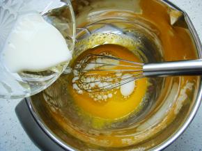 搅拌均匀后加入玉米油和牛奶。