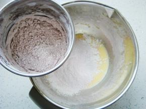 搅拌均匀后，可可粉倒入低筋面粉中混合，筛入蛋糊中。