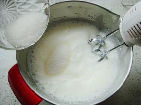 先把烤箱预热：上140度，下130度。蛋白里滴入数滴柠檬汁，加入剩余的35克糖粉（分三次加入）先用电动打蛋器打到鱼泡泡状加入一小部分，打发几圈后再次加入。最后一次加入剩余的糖粉，继续高速打发。