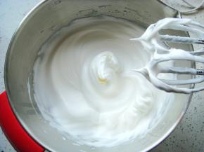 提起打蛋器观察蛋白状态：呈现完全直立的尖尖的角就好了。（千万注意要打发到位，不要有一点点的弯弯，很关键哦）