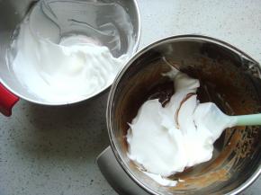 把打好的蛋白分一半倒入蛋黄糊糊里。