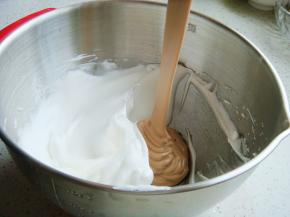 呈“J”字形翻拌，不可划圈避免消泡。翻拌均匀后倒入剩下的蛋白中，继续翻拌均匀。