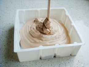 把翻拌好的糊糊倒入模具中至八分满。