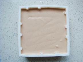 在台面上镇几下，镇出大气泡，用竹签左右“Z”字形划掉小泡泡。（如果多余出了量就倒入纸杯里一起烘烤。）