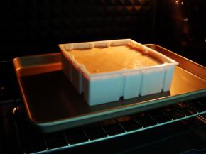 烤箱预热好后：放入中下层，上140度，下130度，烤60分钟。烤好镇出热气，倒扣晾凉后脱模。