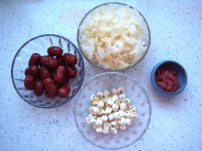 取半朵银耳提前泡发，去掉黄根，撕成小块。红枣清洗干净，莲子提前泡下。