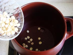 砂锅里放入适量清水，倒入莲子。