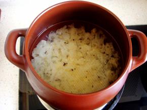 倒入银耳，搅拌几下避免粘锅底。