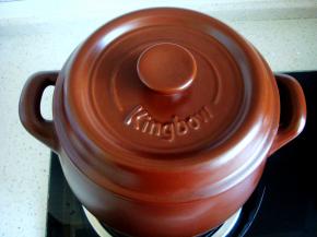 开小火炖煮。（一定要小火哦，避免溢锅，熬煮时中间要搅拌几次。）