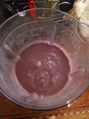 红豆洗净，加水，放高压锅煮烂，用料理机打成泥