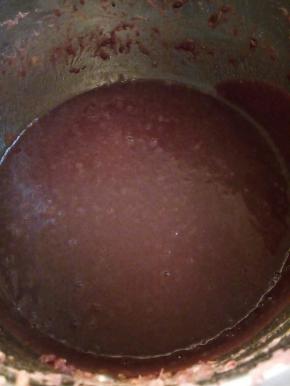 倒入不粘锅，我水放多了，所以，炒了很久，