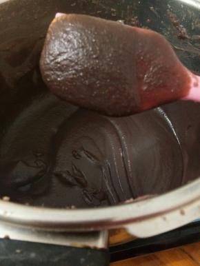 炒至水分全部蒸发，加入三分之一的油，继续炒，