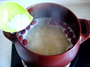 熬煮40分钟后，汤汁出现粘稠，放入红枣，倒入冰糖。