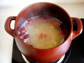 再熬3—4分钟后，关火，放入枸杞，焖两三分钟即可。