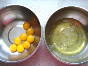 盆里要干净无水无油，小心分离蛋白和蛋黄。（一共8个鸡蛋盆子要够大哦）