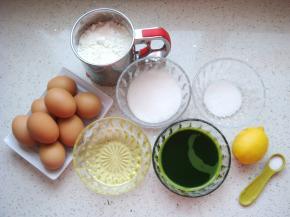 菠菜清洗干净后，沥干水份打汁过滤下。菠菜打汁时不要加水，这样做出的成品会更嫩绿，更漂亮！