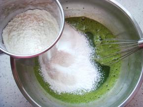 筛入低筋面粉。（面粉过筛使充分蓬松利于搅拌）