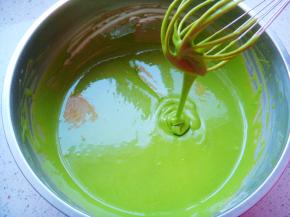 划“Z”字形搅拌均匀至无颗粒，提起蛋糊呈丝绸状落下的状态为佳。（面糊不易过稠，因为烘烤中表面容易开裂）