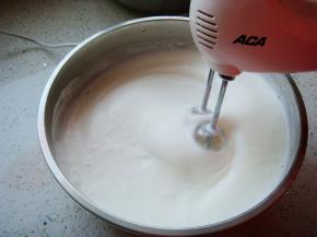 这时把烤箱预热上：上145度，下140度。蛋白里加入柠檬汁数滴，110克的白砂糖分三次加入：先用电动打蛋器打到鱼泡泡状加入一小部分。最后一次加入剩余的糖粉，继续高速打发。