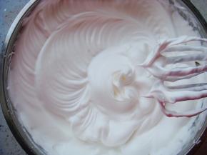 提起打蛋器观察蛋白状态：呈现完全直立的尖尖的角就好了。（千万注意要打发到位，不要有一点点的弯弯，很关键哦）