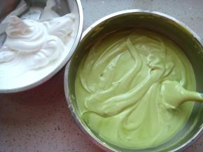 把打好的蛋白分一半倒入菠菜蛋黄糊糊里。呈“J”字形翻拌，不可划圈避免消泡。