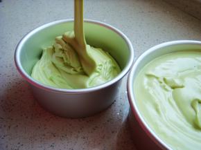 翻拌均匀后倒入剩下的蛋白中，继续翻拌均匀后，糊糊倒入模具中，倒入8分满就好。6寸和8寸的模具依次倒好。