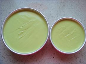 在台面上镇几下，镇出大气泡，用竹签左右“Z”字形划掉小泡泡。（忘记了拿纸杯，糊糊倒了9分满，最后涨高出了模具，倒入8分满就好哦，多余的倒入纸杯一起烘烤）