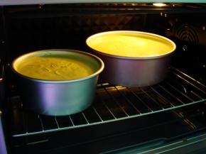 放入预热好的烤箱：上145度，下140度，放中下层，烤60分钟。