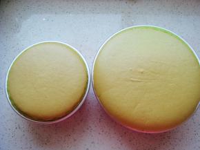 出炉后镇几下，镇出热气，倒扣晾凉后脱模，表面平整光滑。