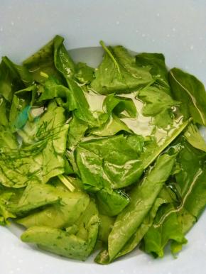 菠菜洗净取菠菜叶，锅烧开水，放入菠菜叶烫一下