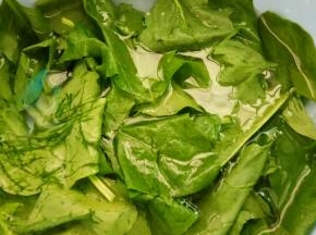 菠菜洗净取菠菜叶，锅烧开水，放入菠菜叶烫一下