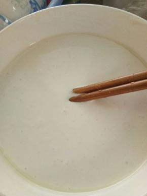 搅拌均匀，放入微波炉，一分钟，