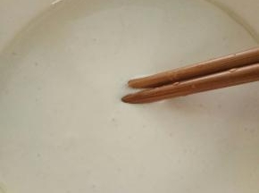 搅拌均匀，放入微波炉，一分钟，