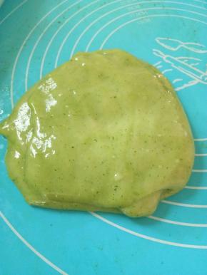 放揉面垫，一点点加入菠菜汁，揉匀