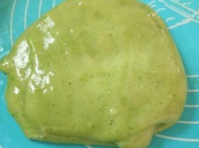 放揉面垫，一点点加入菠菜汁，揉匀