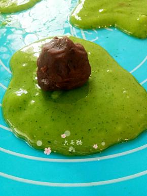 分成50g一个的面团，豆沙分成20g一个，取一个面团，压扁，放上豆沙，包圆

