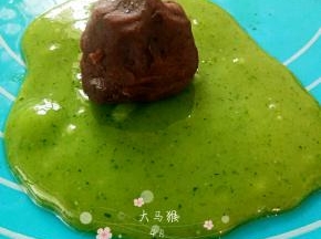 分成50g一个的面团，豆沙分成20g一个，取一个面团，压扁，放上豆沙，包圆

